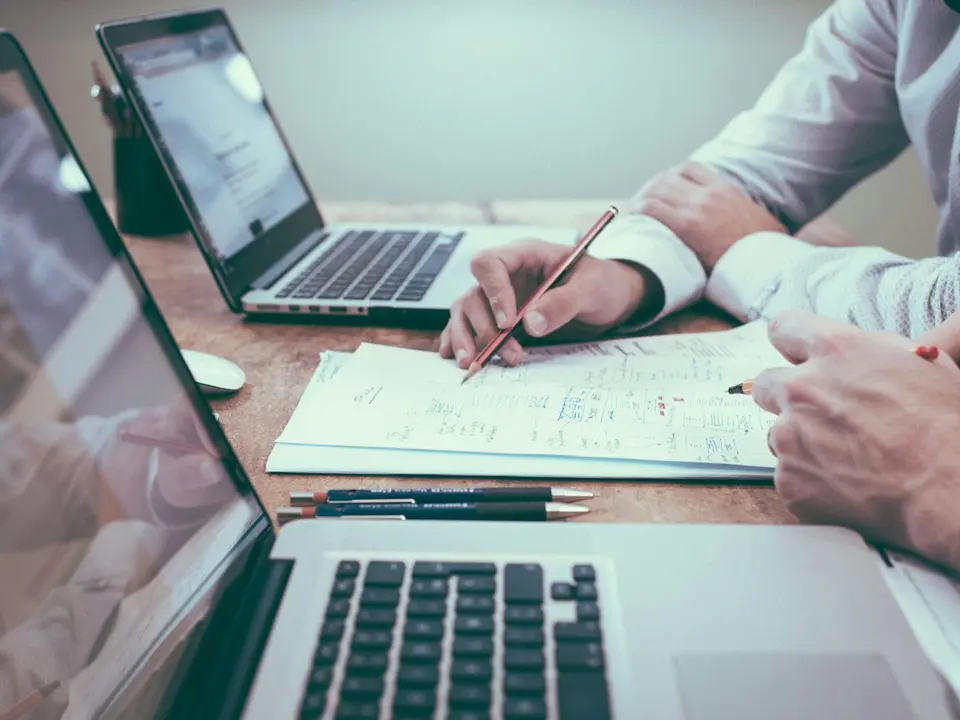 Tavolo di lavoro con progetti e computer