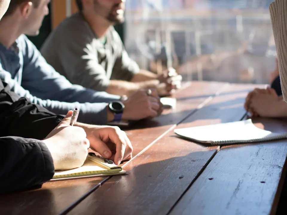 Tavolo di lavoro, note e confronto sul personale
